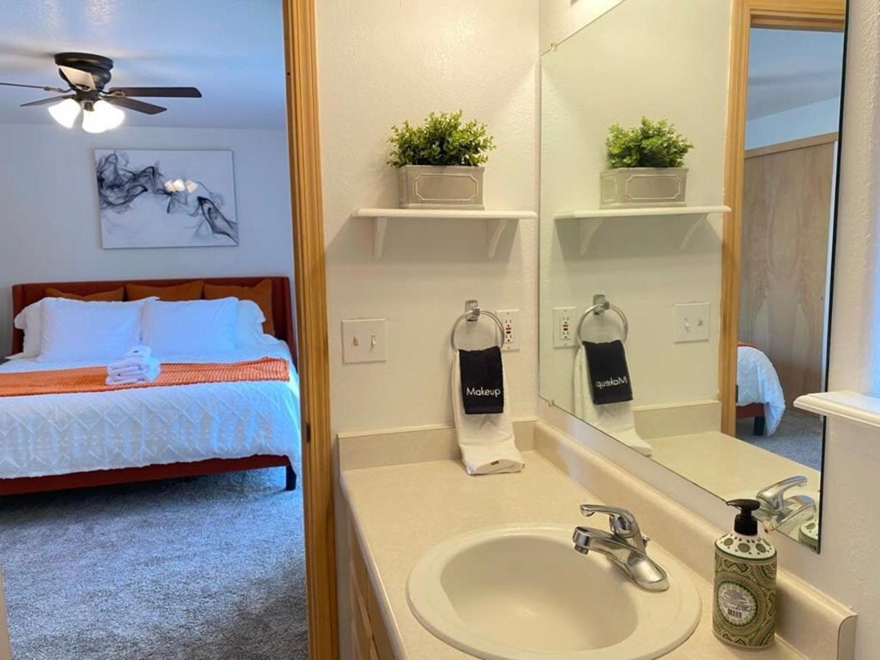 Hot Tub! King Bed-Firepitt-Near Airport& Freeway Medford Exterior foto