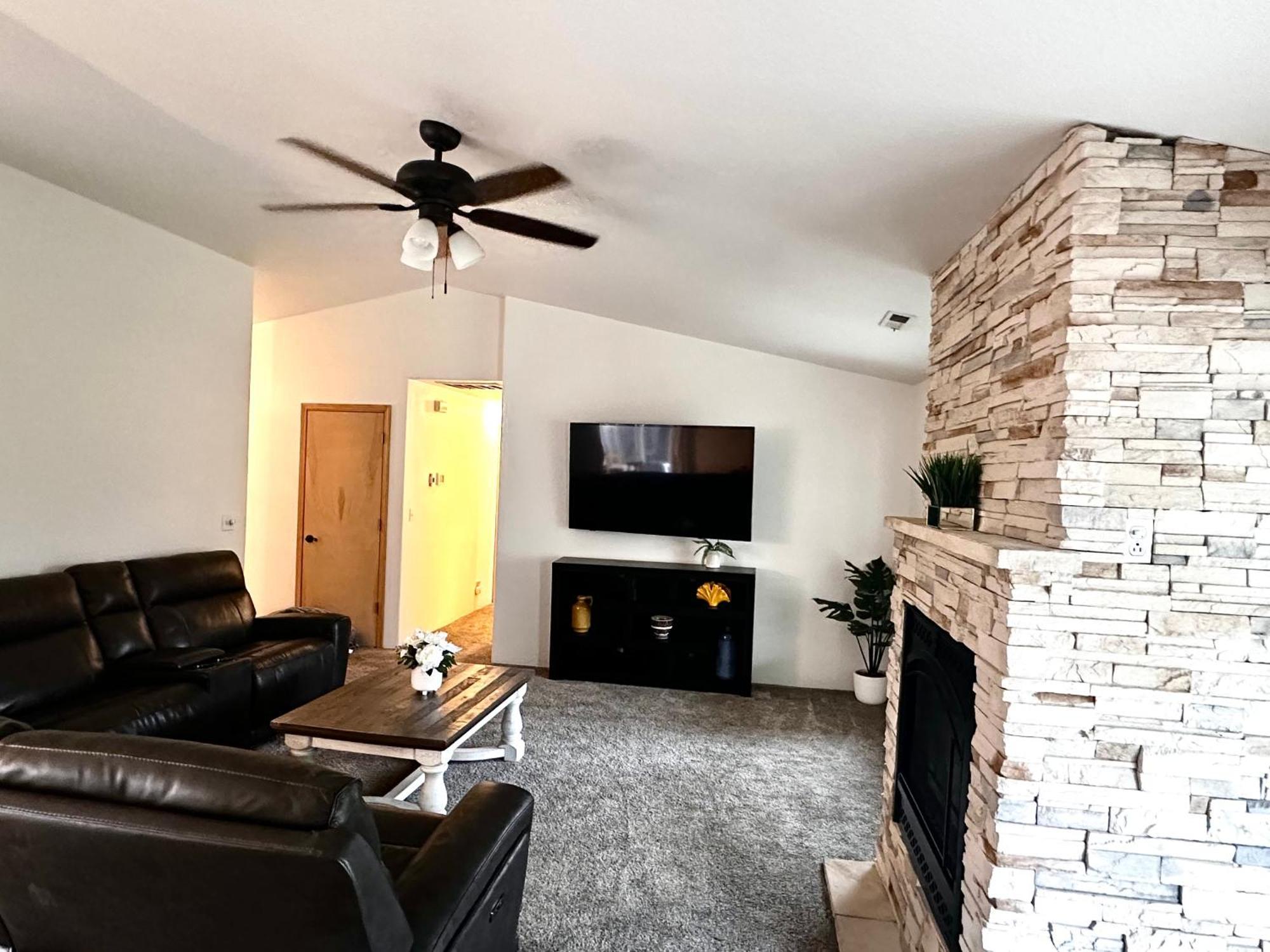 Hot Tub! King Bed-Firepitt-Near Airport& Freeway Medford Exterior foto