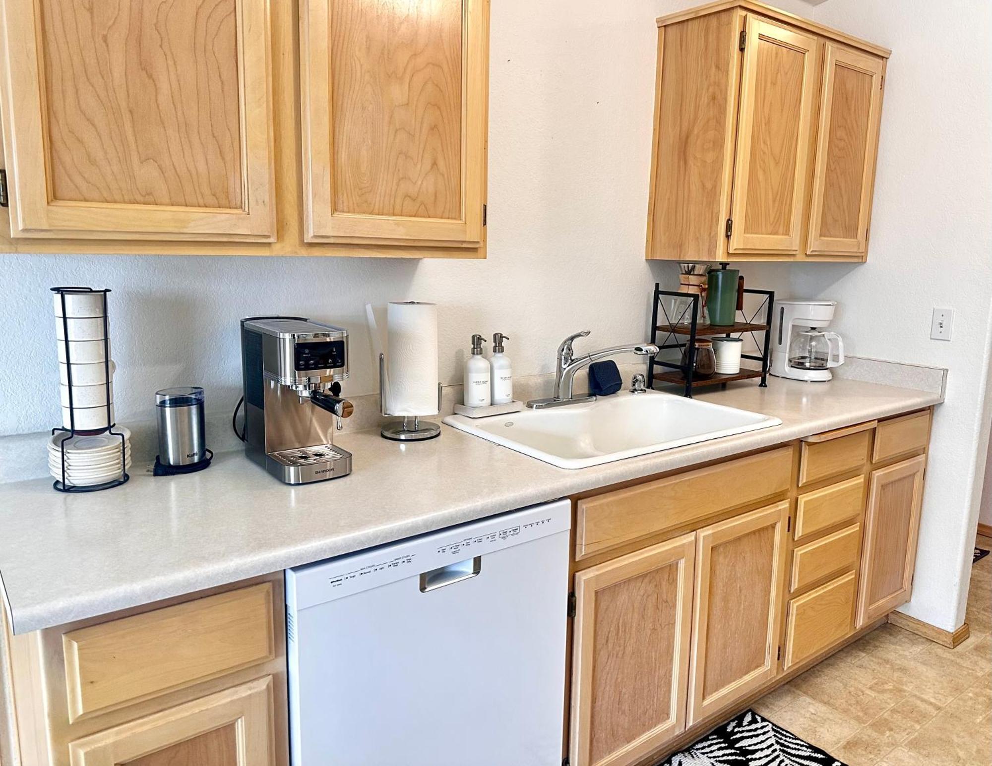 Hot Tub! King Bed-Firepitt-Near Airport& Freeway Medford Exterior foto